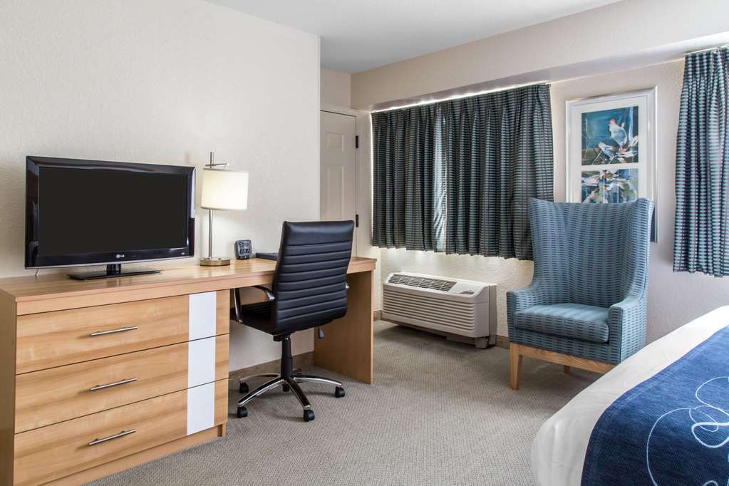 Comfort Suites Seven Mile Beach Джорджтаун Номер фото